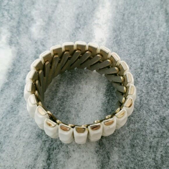 Vintage White Panel Stretch Expanding Bangle Bracelet, Unsigned, Estate - Picture 4 of 6